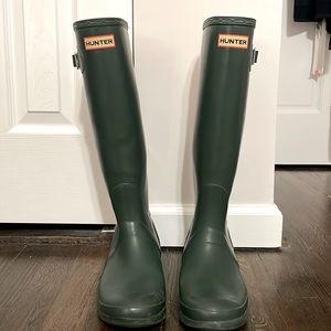 Hunter tall rain boots in green - LIKE NEW!
